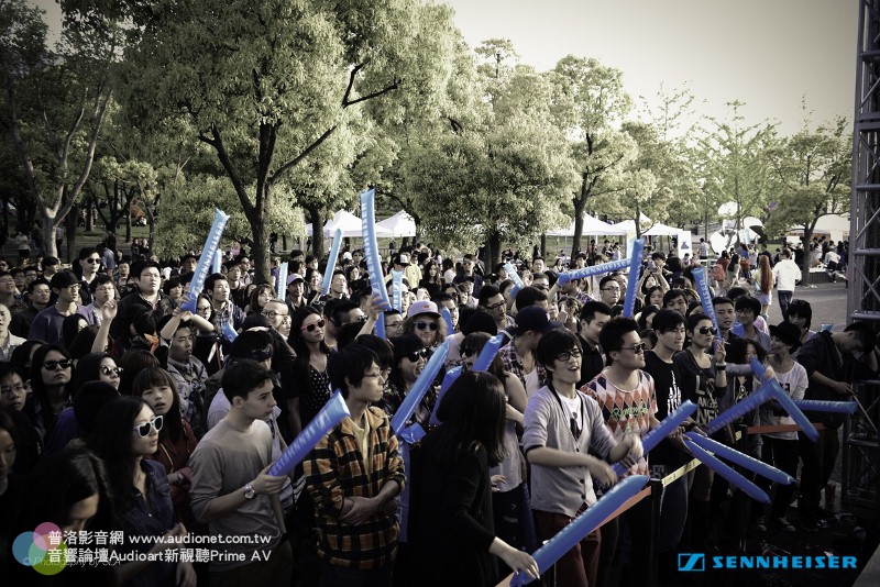 Dancing Crowd (800x534).jpg