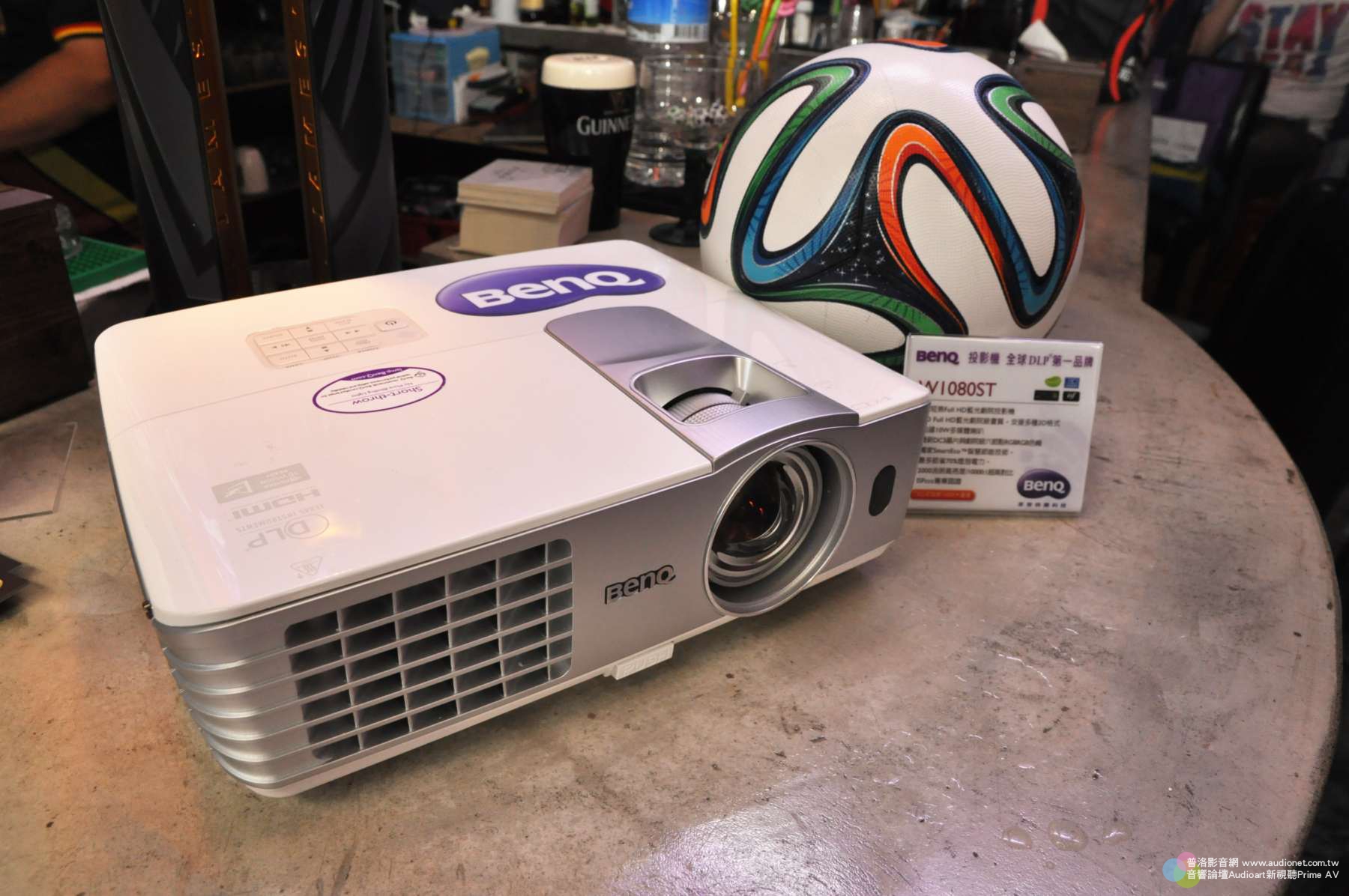明基 BenQ W系列三坪機：大畫面與生啤酒迎接世界盃四強...