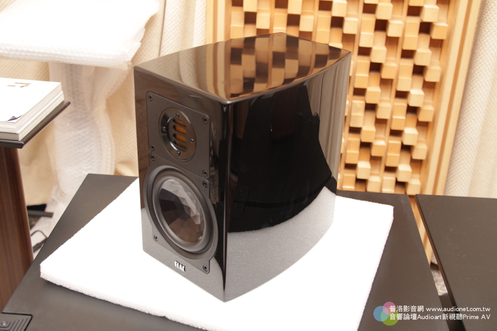 仩益 ELAC BS 263 深黑與閃耀並存